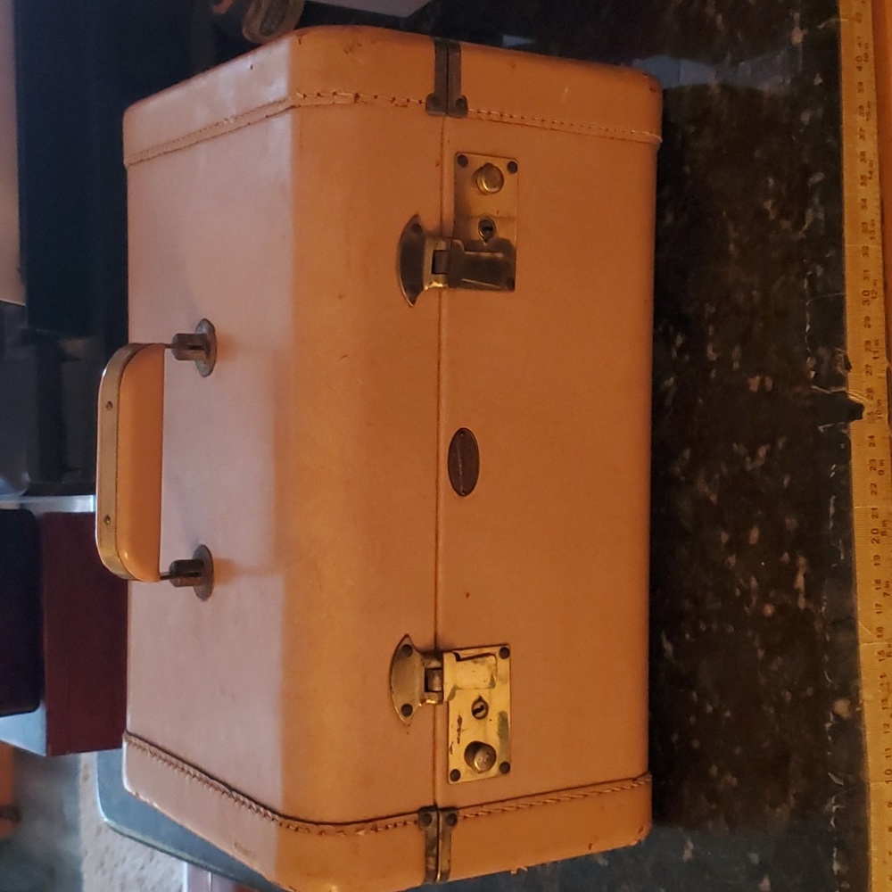 United Luggage Co. Aero Way Leather Traincase/ carry on